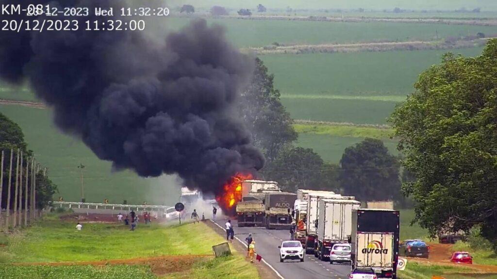 Motorista de Van carregada com medicamentos morre carbonizado em acidente