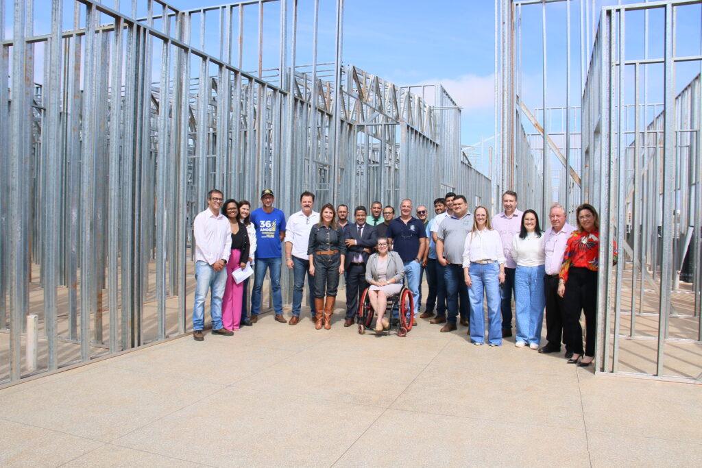 Prefeito João Carlos Krug visita obra do ESF Esplanada em construção