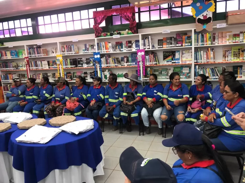 Biblioteca SESI realiza homenagem aos Garis